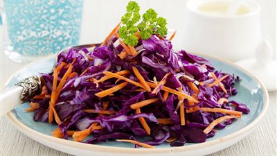 جربي تحضير سلطة الملفوف الأحمر