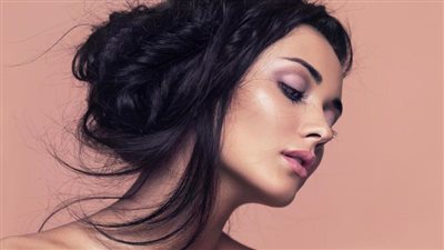 خطوات بسيطة عند تطبيق الهايلايتر.. اتبعيها