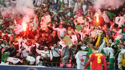 الجماهير الجزائرية تشعل مدرجات ستاد السلام