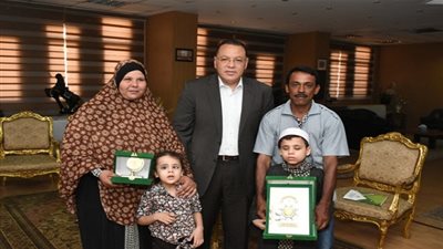 لحفظهما القرآن كاملًا.. محافظ الشرقية يُكرم طفلين من المكفوفين (صور)