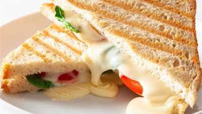 مقادير ساندويش الجبن المحمص مع الطماطم