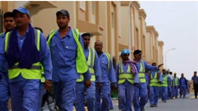 العمال في قطر بلا حقوق ويعانون سوء الأحوال المعيشية
