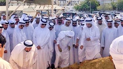شاهد.. رد فعل حاكم الشارقة الشيخ سلطان القاسمي لحظة دفن نجله