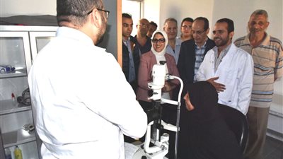وزيرة الصحة تصطحب مريض إلى مستشفى الرمد فى بورسعيد لإجراء جراحة له