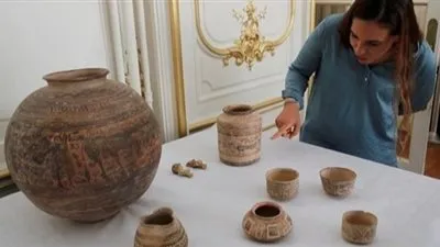 فرنسا تعيد أكثر من 400 قطعة آثار مسروقة إلى باكستان