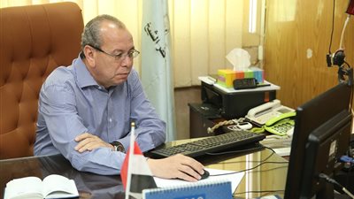 محافظ كفرالشيخ يتواصل مع رئيس الوزراء بالفيديو كونفرنس للإطمئنان على توافر المواد البترولية وحركة نقل الركاب بالمواقف 