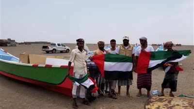 بدعم إماراتي .. توزيع 5 قوارب صيد لأبناء جزيرة ميون