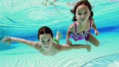 كيف تحمي أطفالك من عدوي حمامات السباحة؟