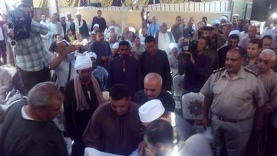 الكفن ينهي خصومة ثآرية بين أبناء عمومة بسوهاج (صور)