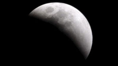 لا يمكن رؤيته بالعين المجردة.. ماذا تعرف عن خسوف القمر الجزئي؟