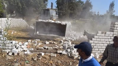 إزالة 6 حالات تعد على أملاك الدولة بمركز أبوقرقاص بالمنيا