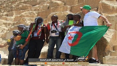 صور زيارة الإعلاميين الأجانب للأهرامات وظهور علم الجزائر