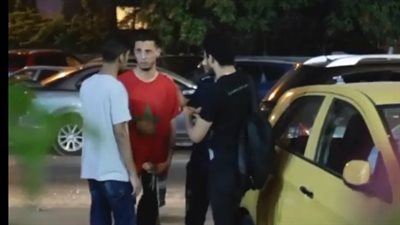 فرحة مغربية.. مشجع مغربي يدعي فقدان أمواله بالقاهرة شاهد رد فعل المصريين (فيديو)