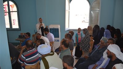  نائب محافظ الوادي الجديد تلتقي أهالي القرية الرابعة بدرب الأربعين بباريس