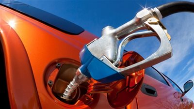 تجنب ملء خزان وقود السيارة بالكامل في الصيف لهذا السبب