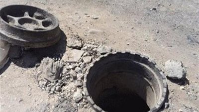 انتشال عاملين سقطا في بلاعة صرف صحي بالغردقة