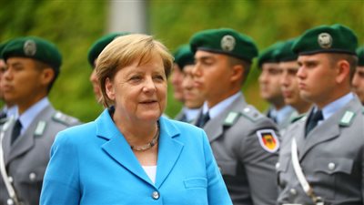 ميركل تقاوم مرضها بطريقة لافتة أمام الكاميرات