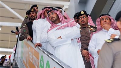  نائب أمير مكة يتفقد مطار جدة