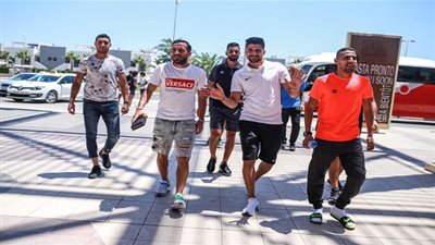 لاعبو الأهلي في جولة حرة بمدينة فالنسيا