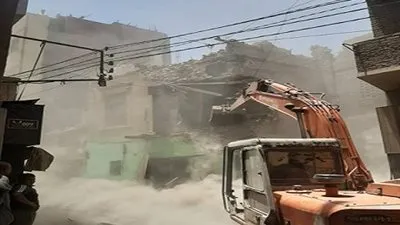 إزالة عقار آيل للسقوط بشارع الديري ببني سويف.. المحافظ: حفاظًا على سلامة المواطنين والممتلكات (صور)