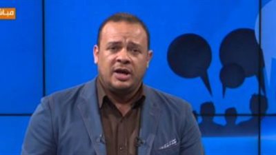 متصل يلقن مذيع إخواني درسا على الهواء