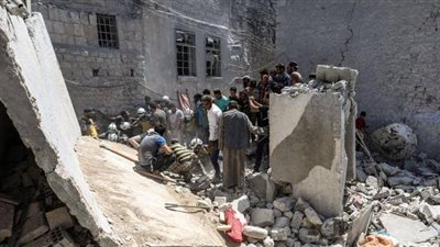 مقتل نازحين بينهم أطفال في غارات على إدلب