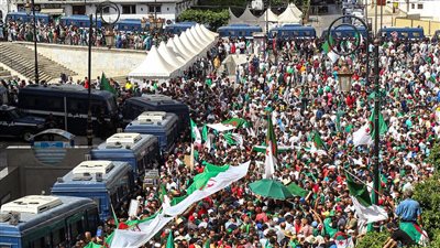 تواصل المظاهرات بالجزائر ورجل يحاول إشعال النار في نفسه