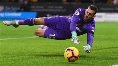 منافسة شرسة بين توتنهام ومانشستر يونايتد لضم حارس نيوكاسل