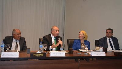 محافظ البحر الأحمر ووزيرة البيئة يعقدان ورشة عمل لمناقشة القضايا البيئية بالبحر الأحمر (صور) 