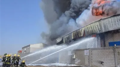 إخماد حريق في مستودعين مواد كيميائية بحي الخمرة بجدة