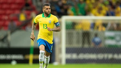 منافسة شرسة بين توتنهام ومان سيتي وأرسنال لضم داني ألفيس