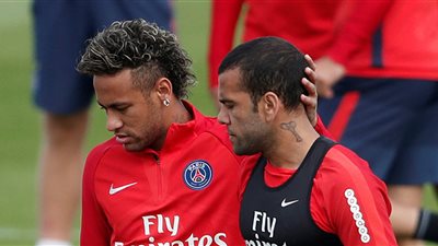 تعليق مثير من داني ألفيس حول مستقبل نيمار