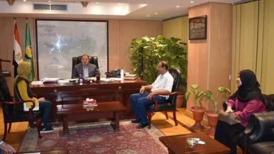 محافظ الفيوم يكرم الطالبة هبة محمد لحصولها على المركز الثاني في الثانوية العامة