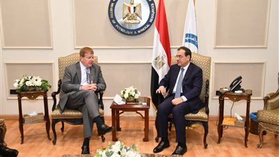 وزير البترول يبحث العلاقات الثنائية مع وفد من غرفة التجارة الأمريكية 