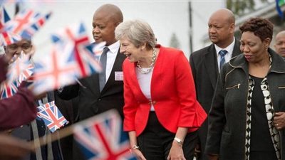 رئيسة الوزراء البريطانية تيريزا ترقص 