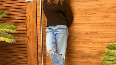 نسقي الجينز بأسلوب نانسي عجرم لإطلالة شبابية متألقة 