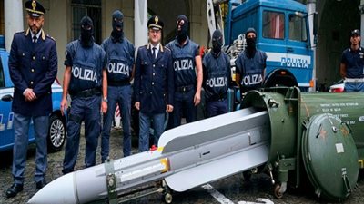 إيطاليا تعتقل 3 أشخاص لحيازتهم أسلحة وصواريخ ولوحات نازية