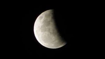 غدا| خسوف جزئي للقمر لا يمكن رؤيته بالعين المجردة (التفاصيل الكاملة)