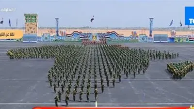 طلاب دفعة ضباط صف المعلمين يرسمون بأجسادهم شكل قارة أفريقيا