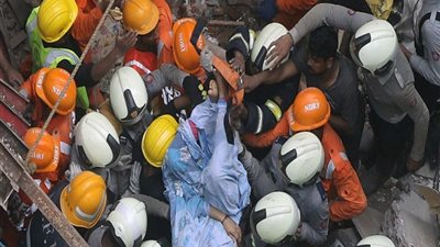 رجال الانقاذ يبحثون عن ناجين بعد انهيار مبني في الهند