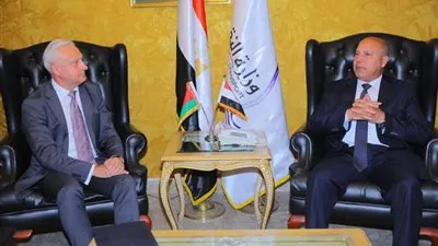 وزير النقل يلتقي سفير بيلاروسيا بالقاهرة لبحث التعاون المشترك   