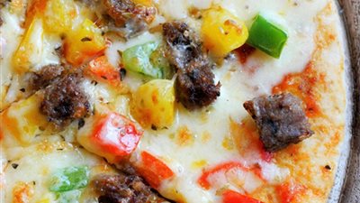 بيتزا باللحم.. جربي طريقة تحضيره