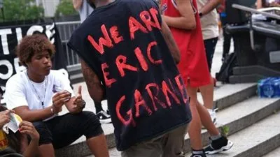 نيويورك.. مظاهرات ضد التساهل مع شرطي خنق رجلا أسود حتى الموت