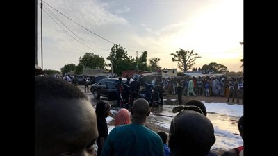 احتراق سيارة الرئيس السنغالي وهو بداخلها (فيديو)