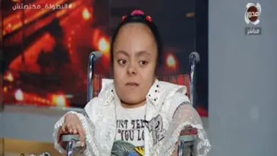 طالبة متفوقة من ذوي الاحتياجات الخاصة: بالاجتهاد تقدر توصل لحلمك