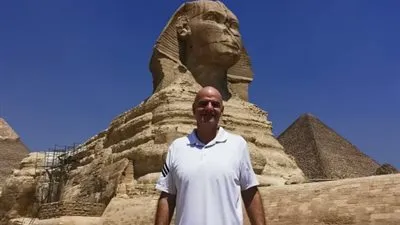 شاهد.. رئيس الفيفا ينبهر بتمثال أبو الهول ويلتقط السيلفي معه