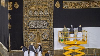 رفع ثوب الكعبة المشرفة 3 أمتار استعدادا لموسم الحج