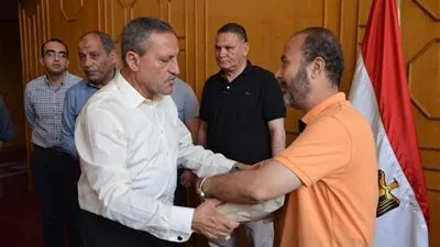 محافظ الإسماعيلية يسلم تأشيرات الحج لأعضاء الجمعيات الأهلية 