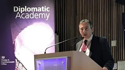 سفير مصر بلندن يلقي محاضرة بالأكاديمية الدبلوماسية التابعة للخارجية البريطانية