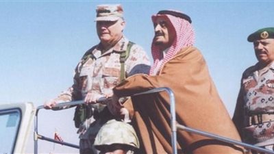 الملك فهد يتفقد القوات المسلحة إبان حرب الخليج